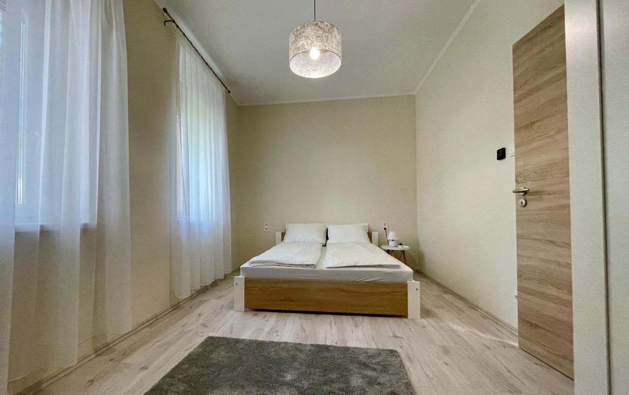 Apartment Voeroesmarty Apartmanhaz *