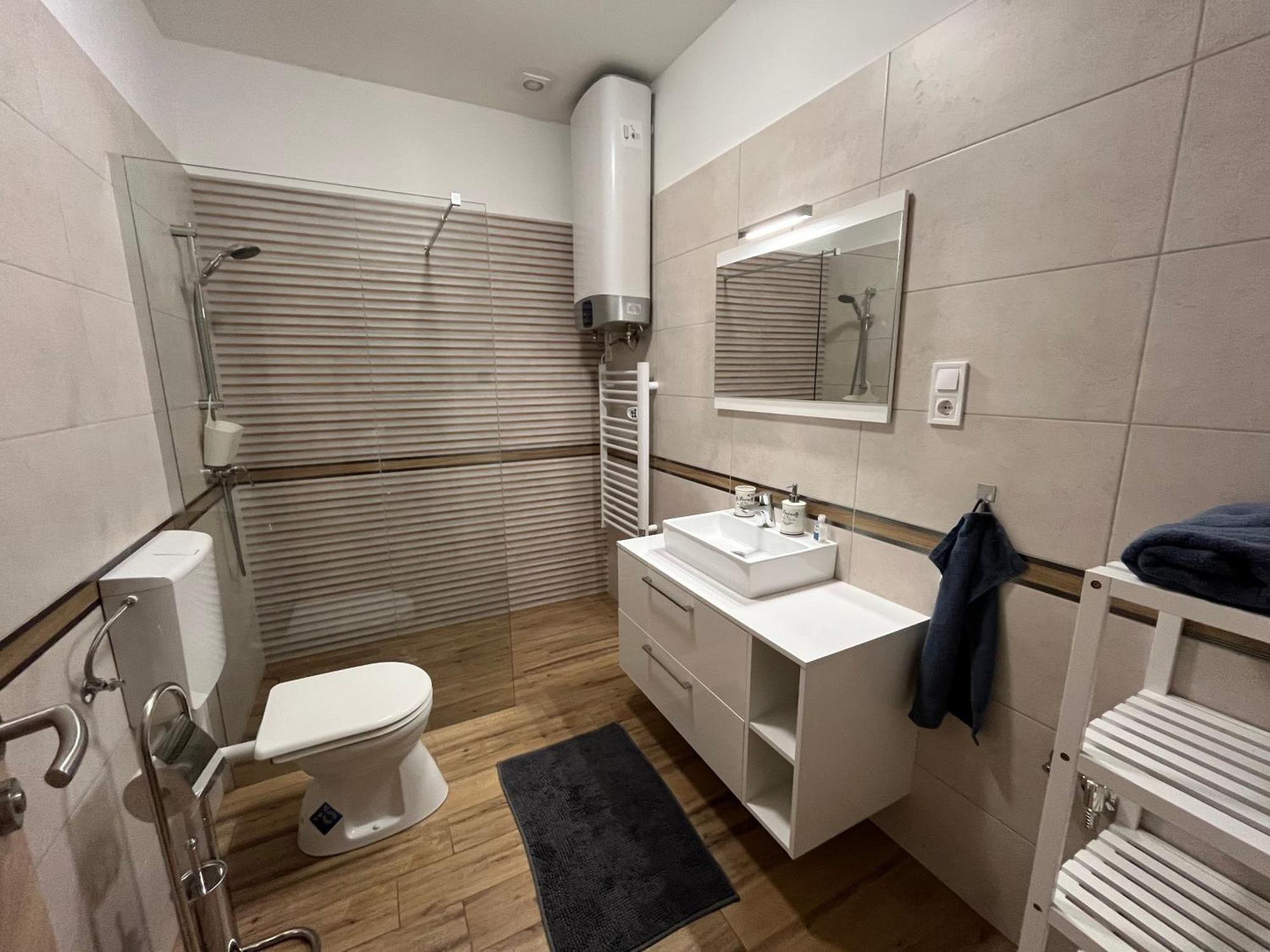 Voeroesmarty Apartmanhaz Mako